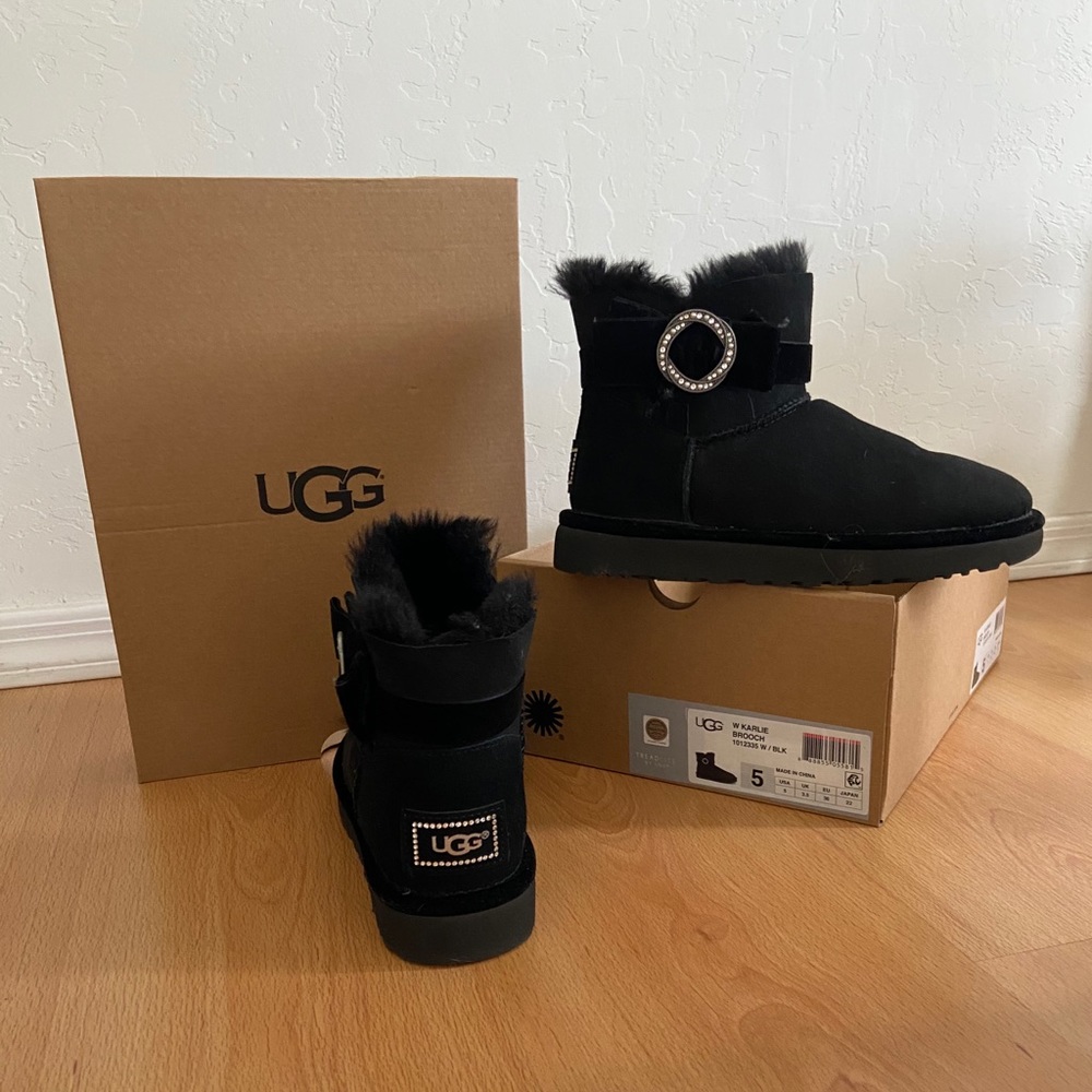 UGG
Karlie Brooch boots